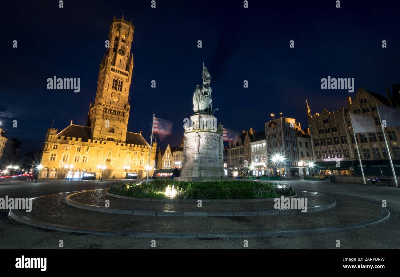 Brügges Marktplatz und Belfort in der Nacht. Weitwinkel, Nachtansicht des zentralen Marktplatzes in der belgischen Stadt Brüggen, Belgien. Stockfoto