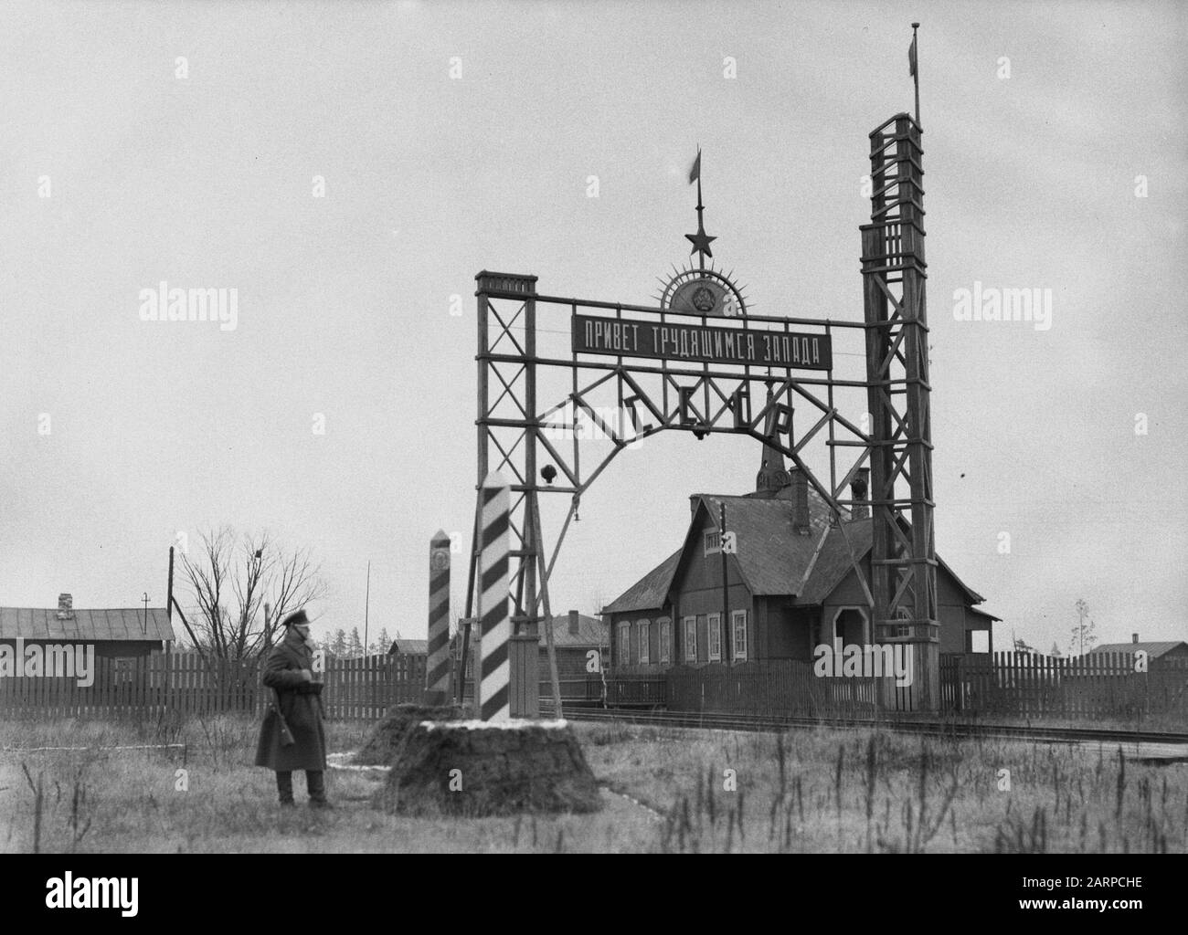 Reise nach Polen russische und polnische Grenzposten in Stoubcy Anmerkung: Stoubcy in Weißrussland ist das ehemalige Stolpce in Polen. Datum: 1934 Ort: Weißrussland Stichwörter: Grenzübergänge, Militär Stockfoto