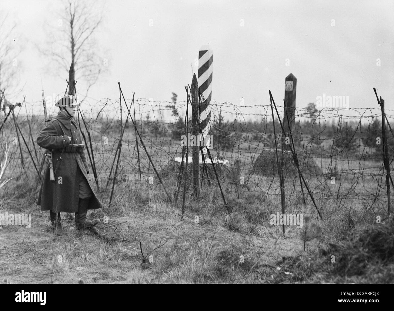 Reise nach Polen Grenzschutz an Grenzposten und Stacheldraht in Stoubcy Anmerkung: Stoubcy in Weißrussland ist das ehemalige Stolpce in Polen. Datum: 1934 Ort: Weißrussland Stichwörter: Grenzübergänge, Militär Stockfoto