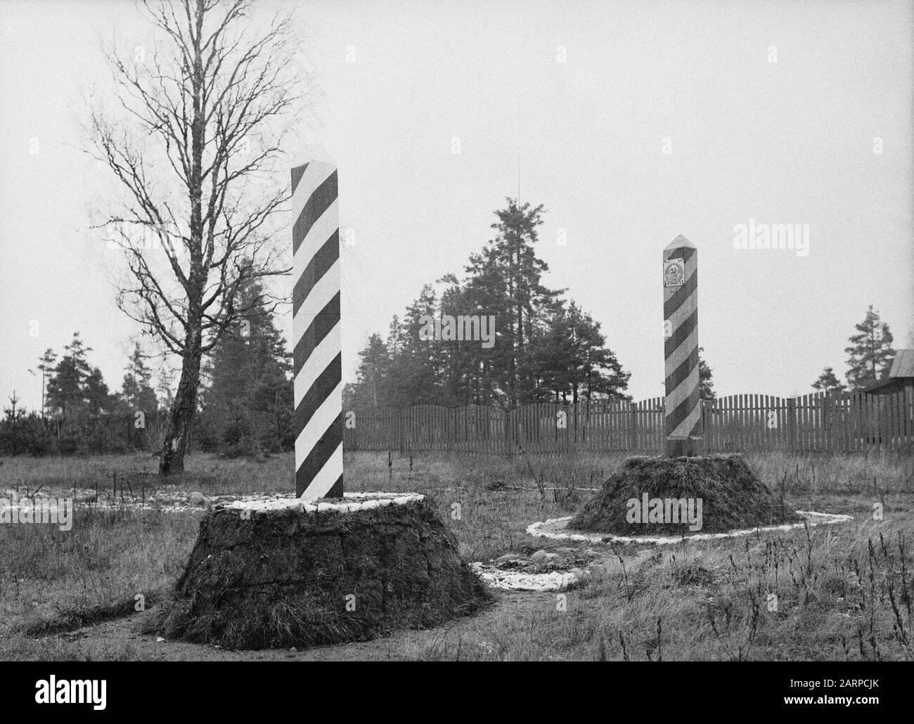 Reise nach Polen Grenzpole mit Stacheldraht-Bijn Stoubcy Anmerkung: Stoubcy in Weißrussland ist die ehemalige Stolpce in Polen. Datum: 1934 Ort: Weißrussland Stichwörter: Grenzübergänge Stockfoto