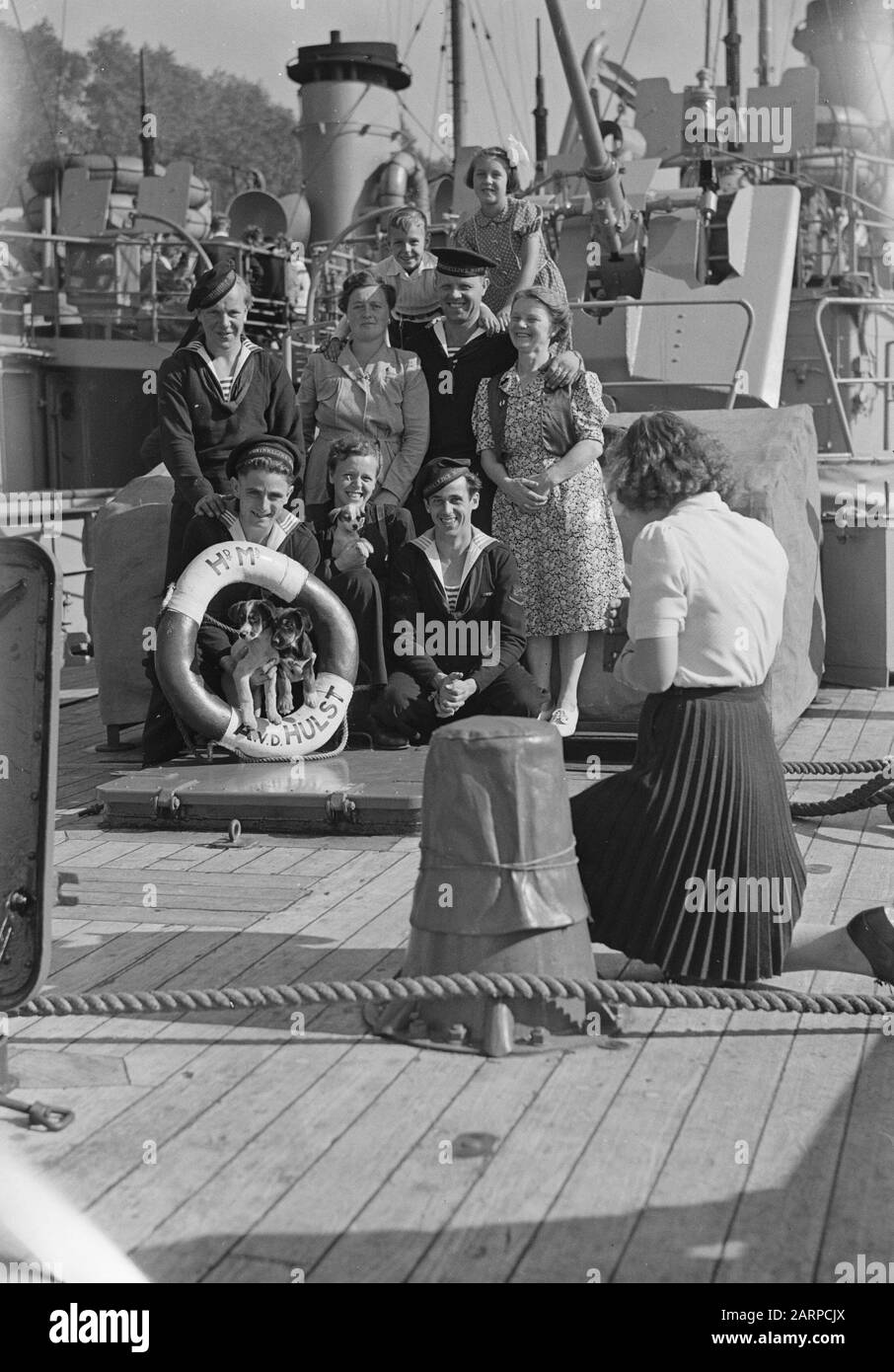 Abgang der Personalabteilung. Frau Dan. Pieter Florisz und Mr. Ms. Dan. Abraham van der Hulst (l) nach Indien. Familie verabschiedet sich an Bord des Abraham van der Hulst Annotation: H.H.Griepsma,???? , Quartermaster Boon (M),???? Unter flNR: Van der Lugt,??? , seiner Goosens. Datum: 15. September 1947 Ort: Den Helder Schlüsselwörter: Marine, Marinestützpunkte, Militärschiffe Stockfoto