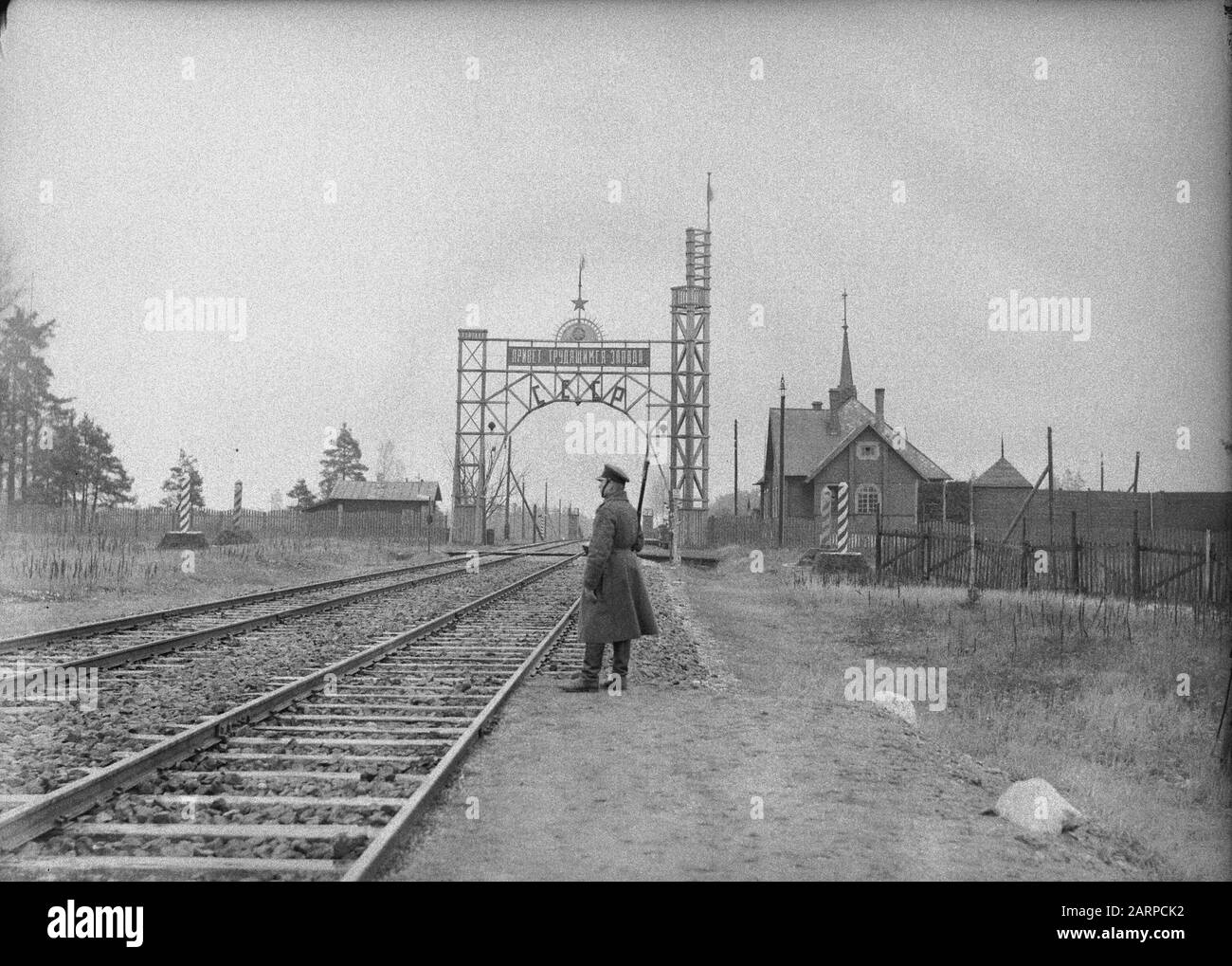Reise nach Polen Eisenbahn mit russischem Grenzposten in Stoubcy Anmerkung: Stoubcy in Weißrussland ist die ehemalige Stolpce in Polen Datum: 1934 Ort: Weißrussland Stichwörter: Grenzübergänge, Militär Stockfoto