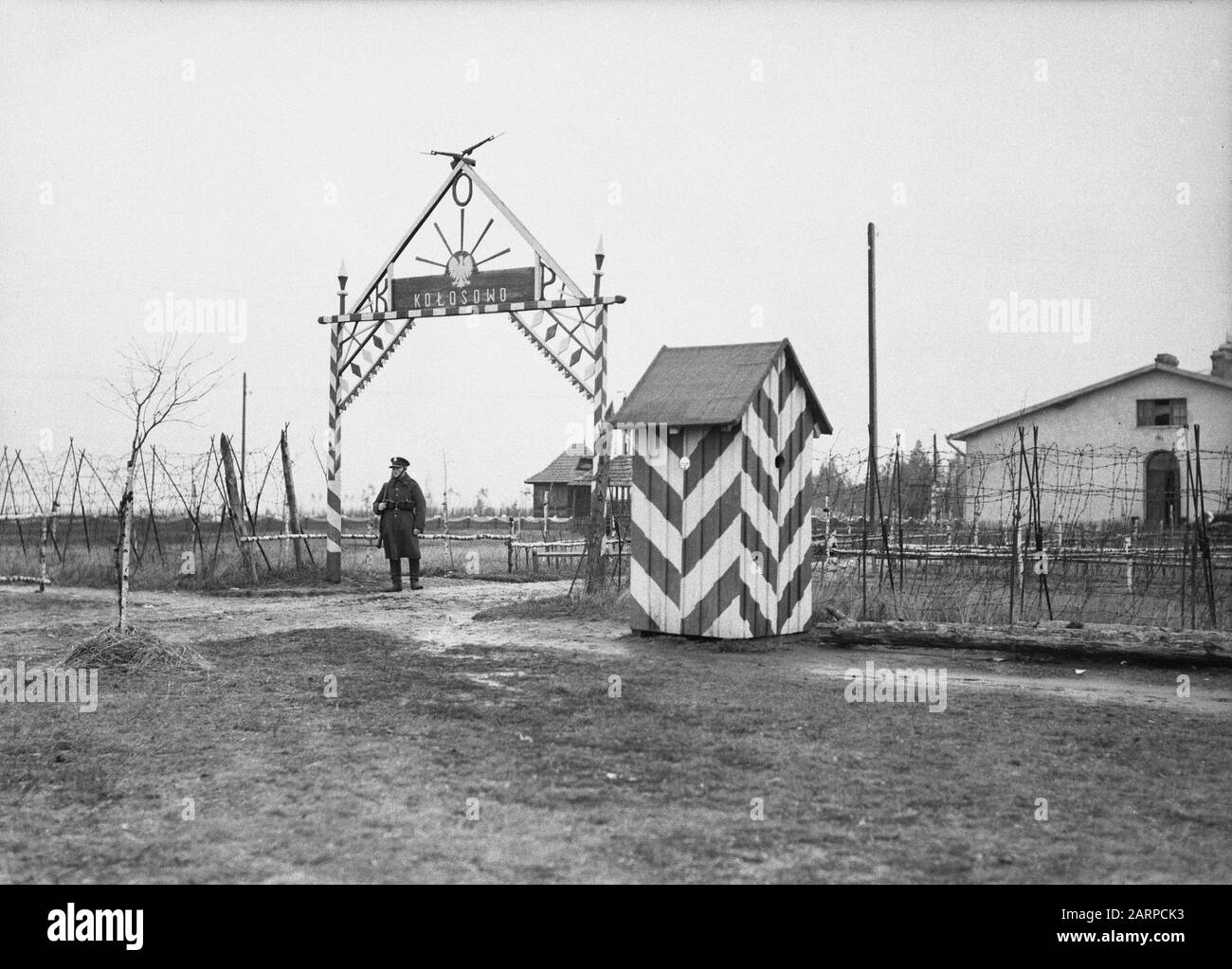 Reise nach Polen Eingang zum polnischen Grenzposten in Stoubcy Anmerkung: Stoubcy in Weißrussland ist das ehemalige Stolpce in Polen. Datum: 1934 Ort: Weißrussland Stichwörter: Grenzübergänge, Militär Stockfoto