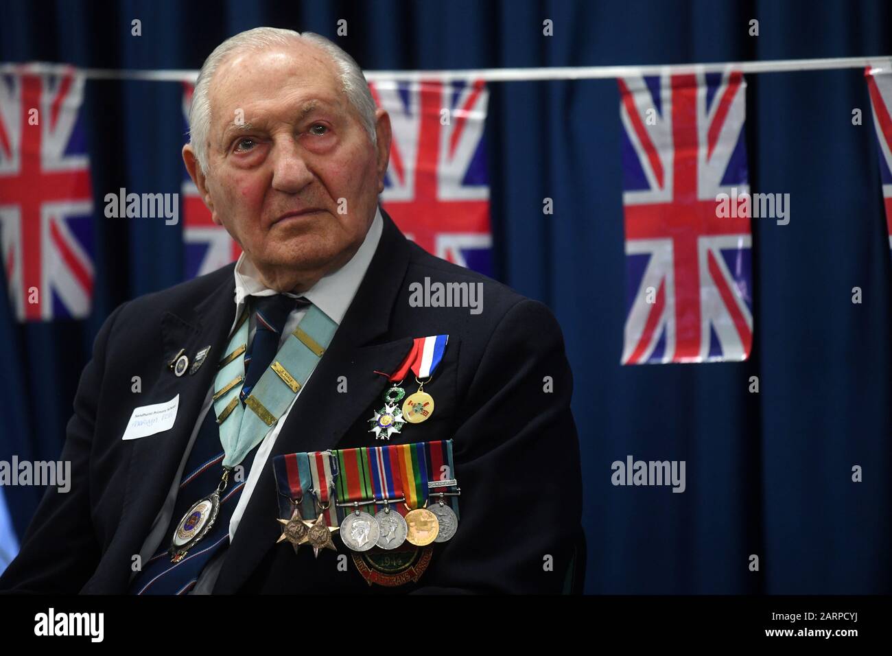 WW2-Veteran Mervyn Kerch, 95, der an den D-Day Landungen beteiligt war, spricht mit Schülern der Sandhurst Primary School im Südosten Londons, um später in diesem Jahr das Bewusstsein für die 75. Jahrestage von VE und VJ zu schärfen. Stockfoto