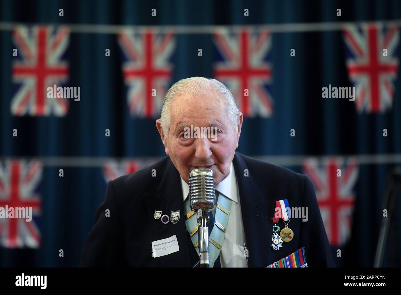 WW2-Veteran Mervyn Kerch, 95, der an den D-Day Landungen beteiligt war, spricht mit Schülern der Sandhurst Primary School im Südosten Londons, um später in diesem Jahr das Bewusstsein für die 75. Jahrestage von VE und VJ zu schärfen. Stockfoto