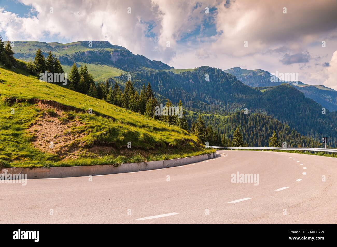 Asphaltstraße, die durch die Bucegi-Berge in Rumänien führt Stockfoto