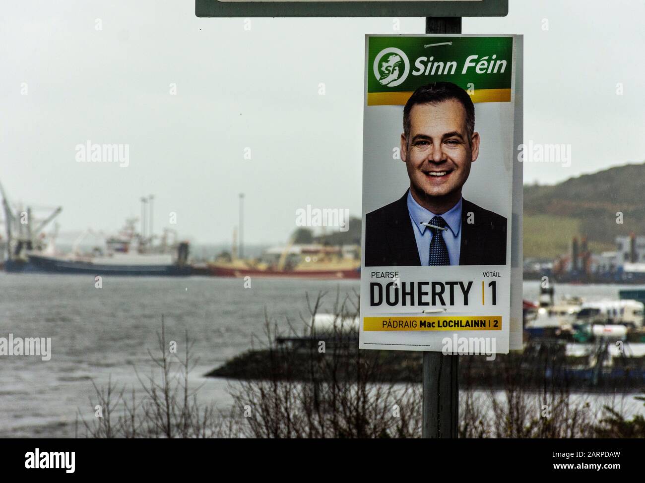 Killybegs, County Donegal, Irland. Januar 2020. Als Wahlplakat für den Kandidaten Pearse Daniel Doherty ist Doherty ein irischer Sinn Féin-Politiker, der seit den Parlamentswahlen 2016 Teachta Dála für den Wahlkreis Donegal ist. Die Parlamentswahlen in Irland 2020 werden am Samstag, den 8. Februar 2020 stattfinden. Stockfoto