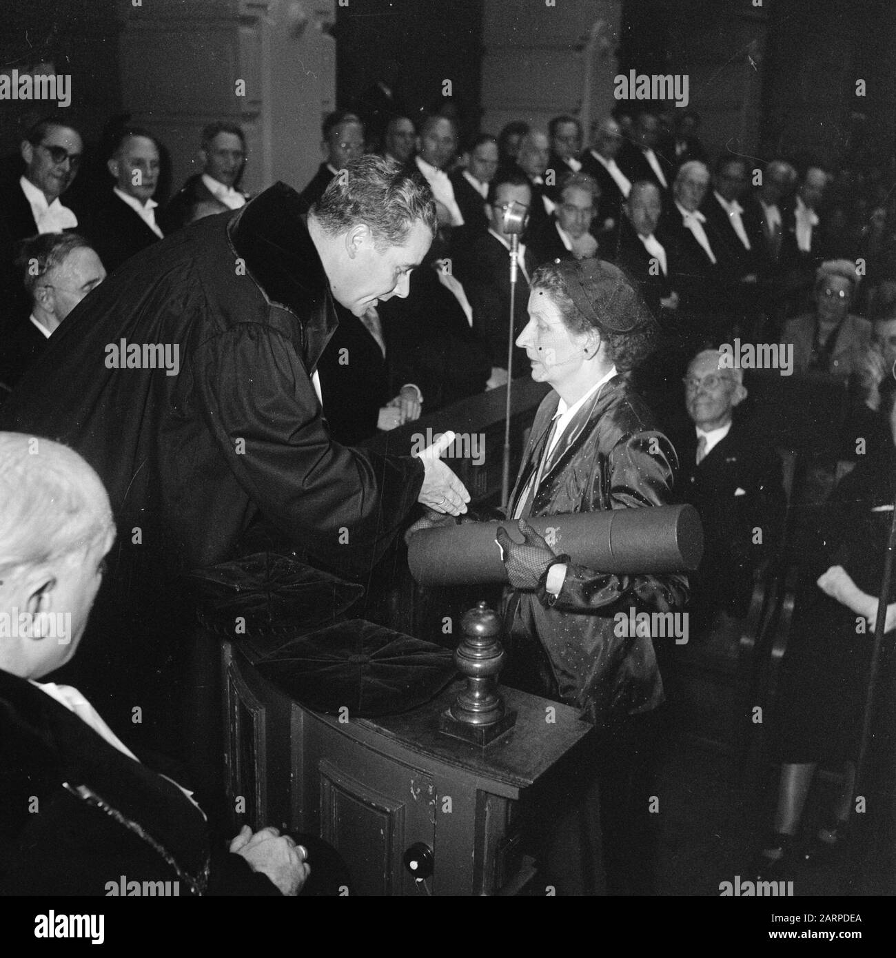 Drei Ehrenpromotionen in Amsterdam. Die Ehrendiktorin für Frau J. Bonne-Wepster (Medizin), Frau M. E. Kronenberg (Briefe und Philosophie) und Herrn Th. Van Erp. (Idem) Datum: 17. September 1951 Ort: Amsterdam, Noord-Holland Schlüsselwörter: Die Promotion Stockfoto