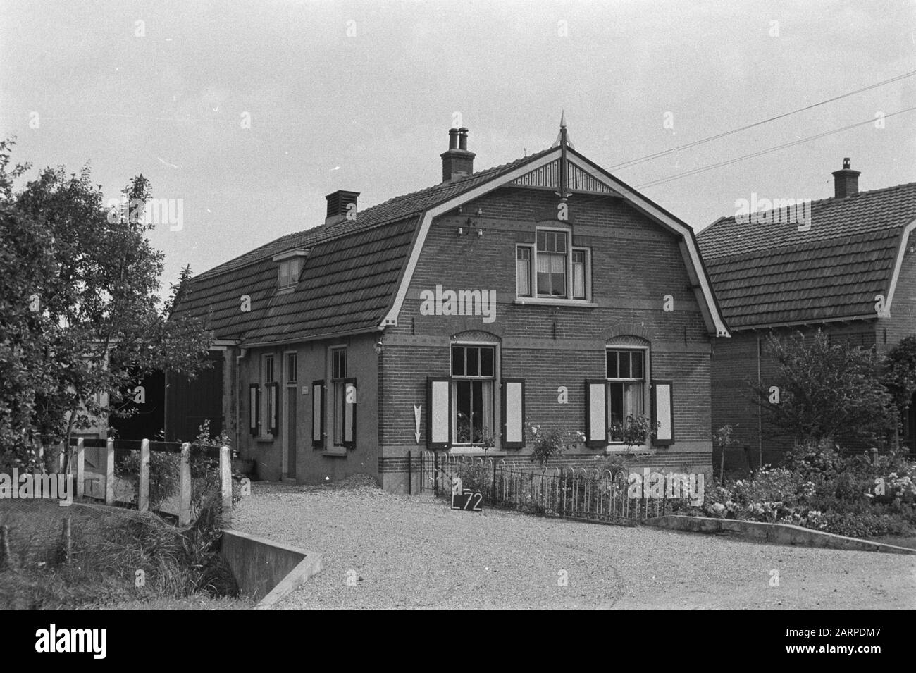 Fixpunkte Kulturtechnischer Dienst Huis bei Lienden (Bodenkonsolidierung Echteld-Lienden) Anmerkung: L-72 Pfeil gibt einen Fixpunkt an Datum: August 1954 Ort: Betuwe, Lienden Stichwörter: Bodenkonsolidierung, Geländeanpassung Stockfoto