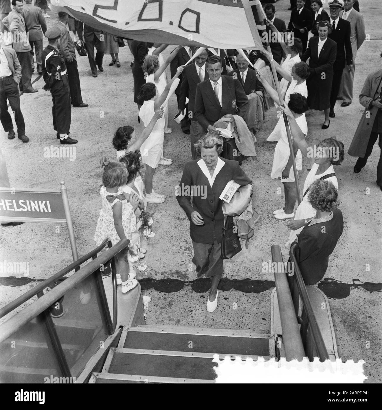 Abfahrt niederländische Athleten nach Helsinki. Fanny Blankers-Koen mit ihrem Theo Saat geht an den Sportchef an Bord des Flugzeugs Datum: 15. Juli 1952 Ort: Schiphol Schlagwörter: Athleten, Flugzeuge, Flughäfen Personenname: Blankers-Koen, Fanny, Saat, Theo Stockfoto