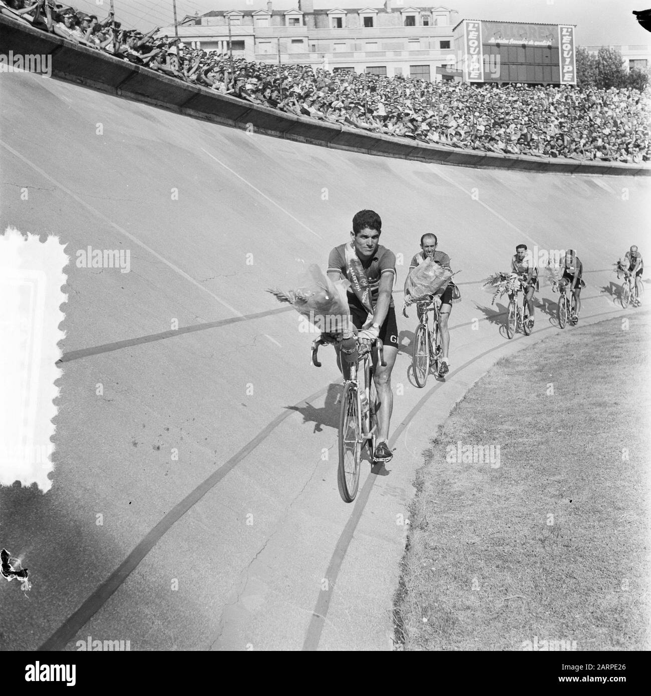 Tour de France 1952 beendet Paris. Ehrenrunde der italienischen Mannschaft mit Sieger Fausto Coppi (3. Reihe) Datum: 19. Juli 1952 Ort: Frankreich, Paris Schlagwörter: Blumen, Sport, Radsport, Radfahrer Name Der Einrichtung: Tour de France Stockfoto