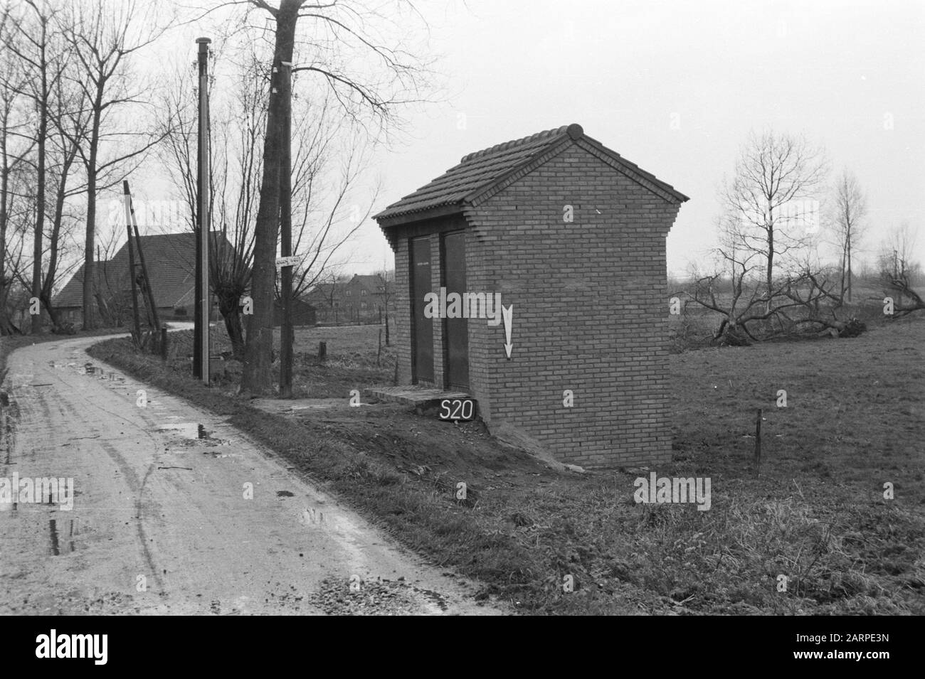 Fixpunkte Kulturdienst Transformatorhuisje nach Susteren oder Sittard (Nieuwstadt Swap) Anmerkung: S-20. Limburger Stichwörter: Bodenverdichtung, Geländewasseranpassung Stockfoto