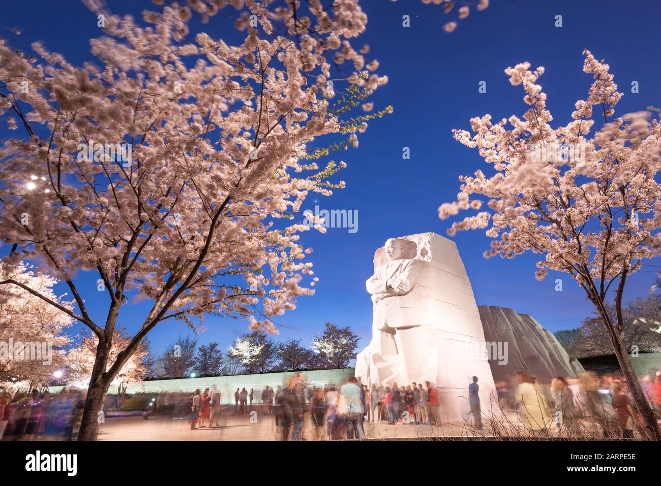 Washington - 12. APRIL 2015: Das Denkmal für den Bürgerrechtsführer Martin Luther King, Jr. überragt die Menschenmassen während der Frühjahrssaison in West Potom Stockfoto
