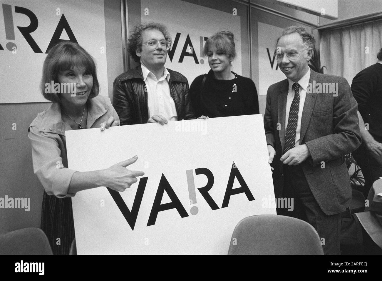 Pressekonferenz Vara in Verbindung mit der Programmsaison '83-'84 und Präsentation der neuen Vara-Vignette (ohne Dienstplan) V.l. Letty Kosterman, Henk Spaan, Sonja Barend und Vorsitzender Albert van den Heuvel Datum: 26. September 1983 Stichwörter: Logos, Sender, Pressekonferenzen, Programmierer, Vorsitzende persönlicher Name: Barend, Sonja, Heuvel, Albert van den, Kosterman, Letty, Spaan, Henk Stockfoto