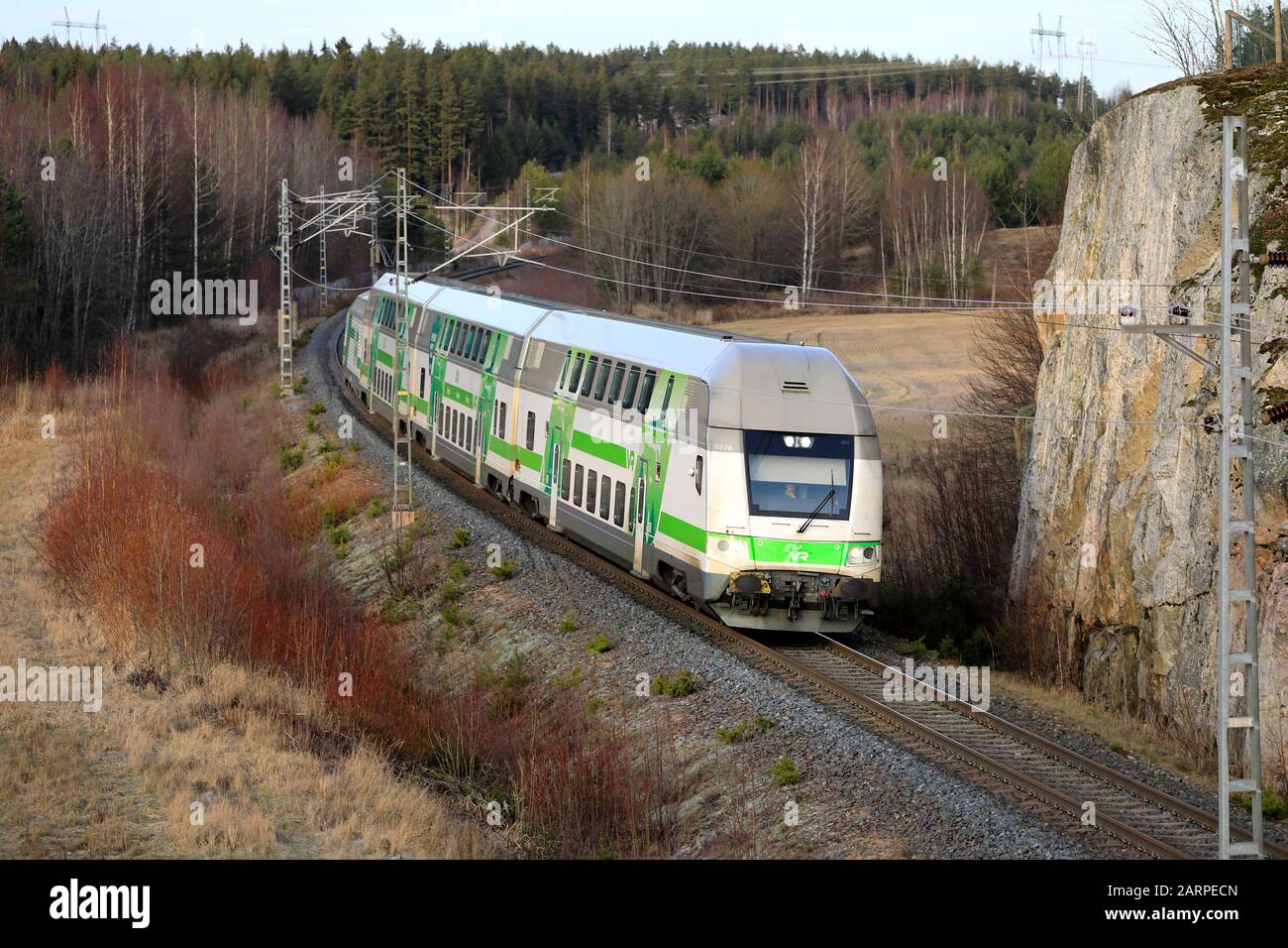 Moderner VR Group elektrischer 2-stöckiger Personenzug mit Geschwindigkeit im Winter, erhöhter Blick von der Brücke. Salo, Finnland. Januar 25, 2020. Stockfoto