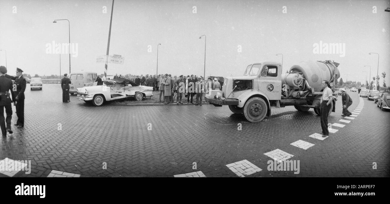 Verkehrsunfall Middenweg Gooiseweg Datum: 1. September 1960 Schlagwörter: Verkehrsunfälle Stockfoto