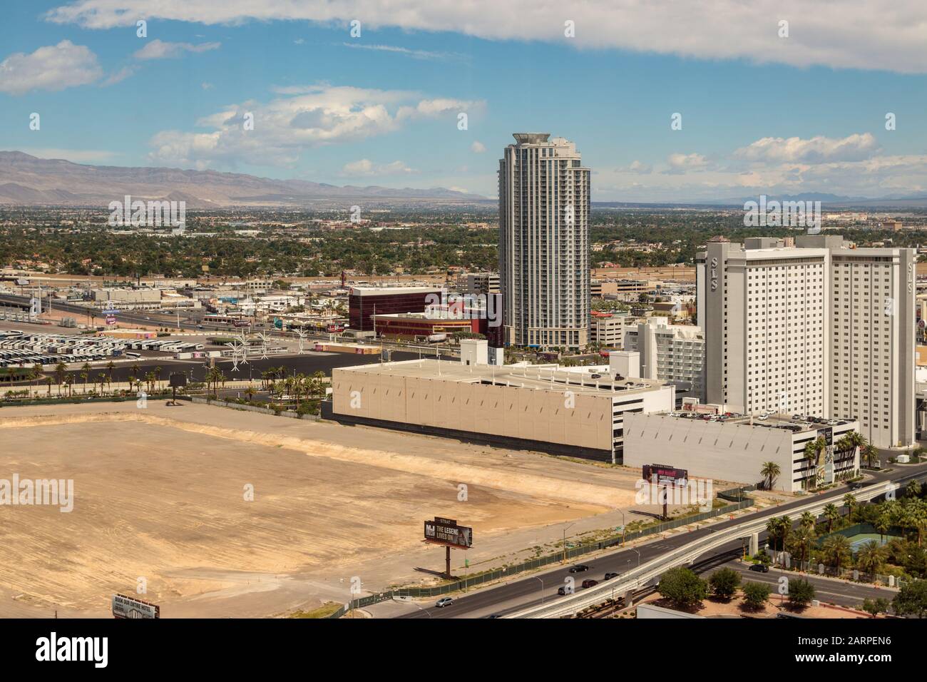 Blick auf das Sahara Las Vegas SLS Hotel und das Allure Las Vegas Condo Gebäude Stockfoto