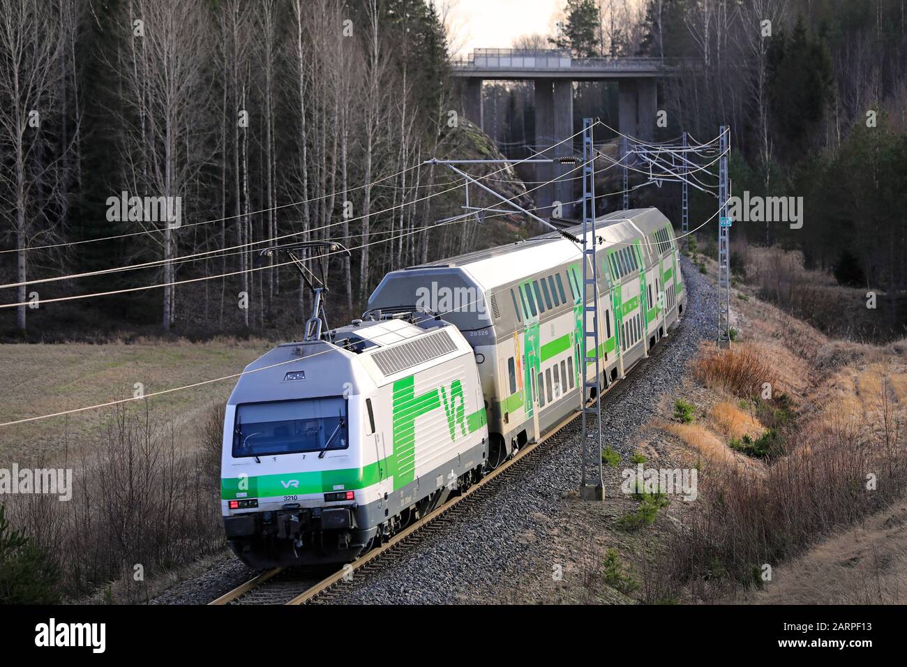 Moderner VR Group elektrischer 2-stöckiger Personenzug mit Geschwindigkeit im Winter, Rückansicht, erhöhte Ansicht von der Brücke. Salo, Finnland. Januar 25, 2020. Stockfoto