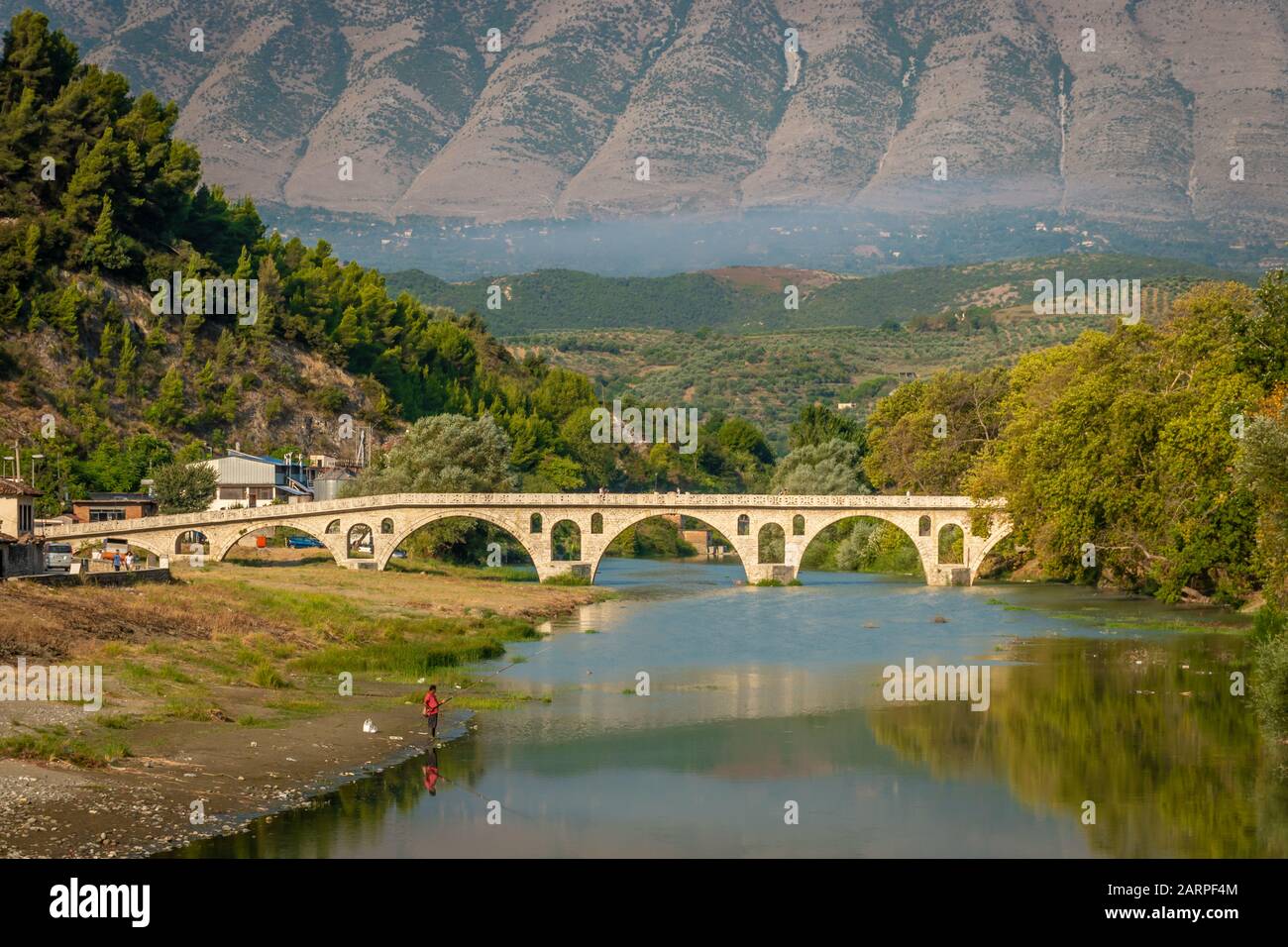 Gorica-Brücke über den Fluss Osum mit Berghintergrund, Berat, Albanien Stockfoto