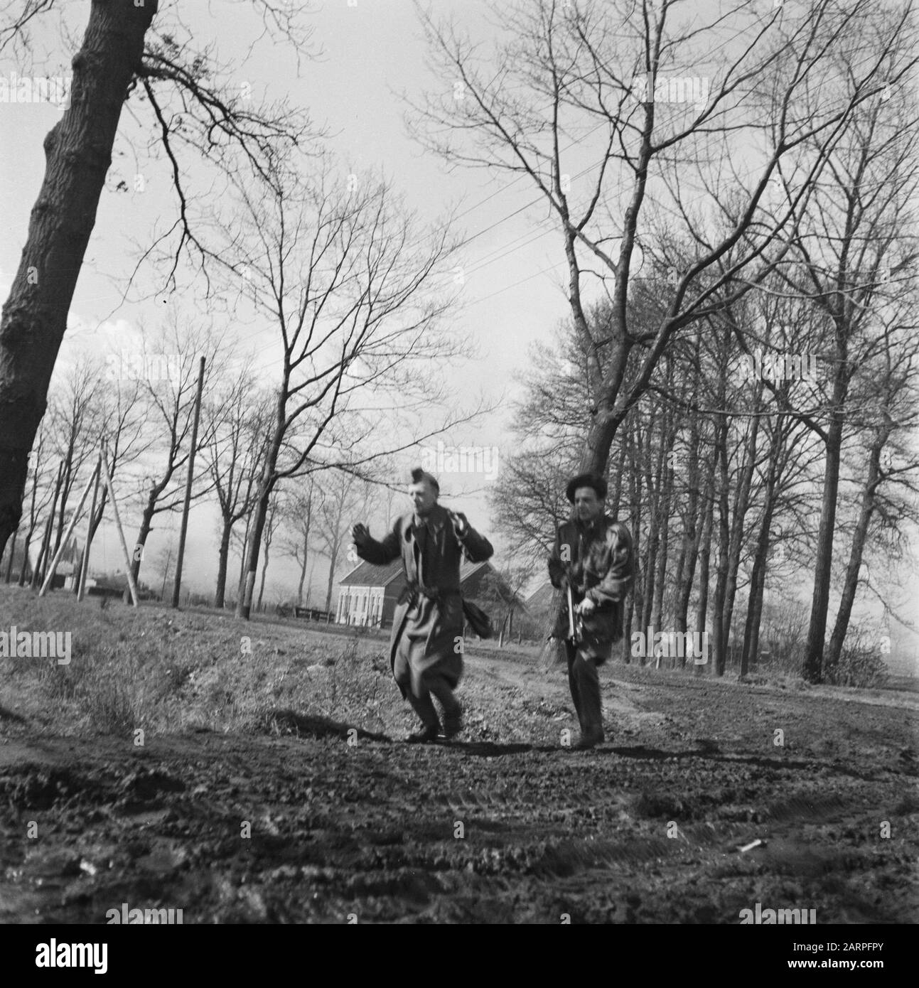 Nordost Niederlande: Enschede - Hengelo [Schlacht und Befreiung Achterhoek (1. April 1945), Enschede (1. April 1945), Hengelo (3. April 1945)] EIN deutscher Soldat wird in Datum gebracht: April 1945 Ort: Enschede, Hengelo, Overijssel, Twente Schlüsselwörter: Kriegsgefangene, Militär, Weltkrieg Stockfoto