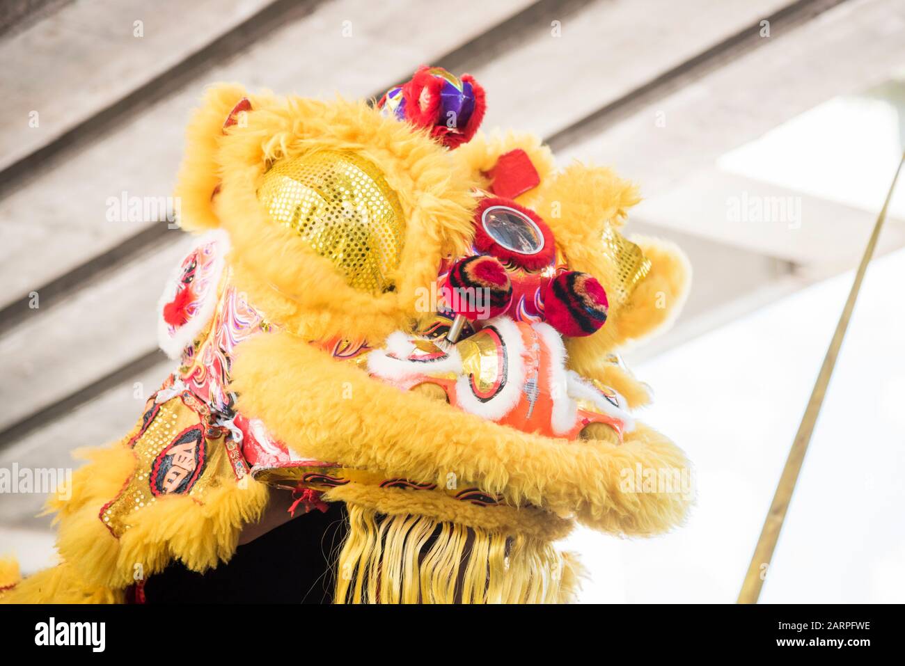 Hauptstadt Federal, Buenos Aires/Argentinien; 25. Januar 2020: Gelber chinesischer Löwe blinkt, bei den Feierlichkeiten zum chinesischen Neujahr, Lunar Neujahr, Ye Stockfoto
