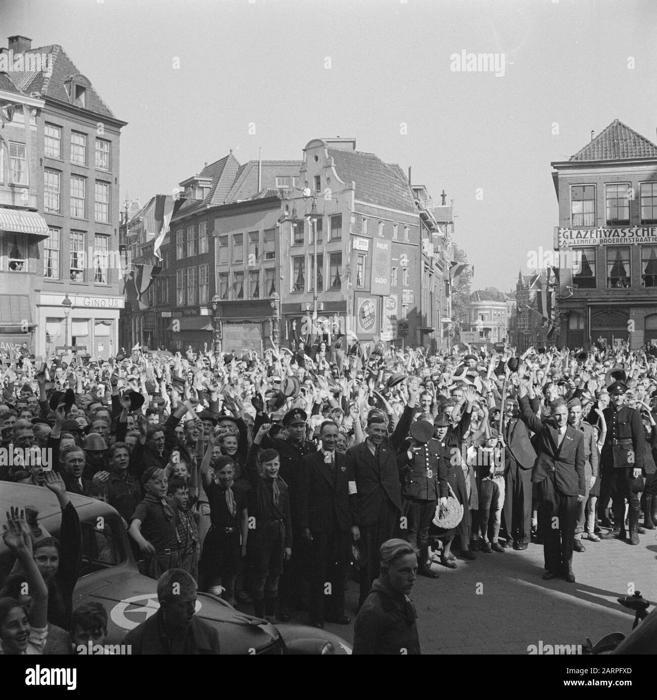 Nordost Niederlande: Tour Prinz Bernhard In Zwolle ist eine große Menschenmenge auf den Füßen. Datum: 17.April 1945 Ort: Overijssel, Zwolle Schlüsselwörter: Menigte Stockfoto