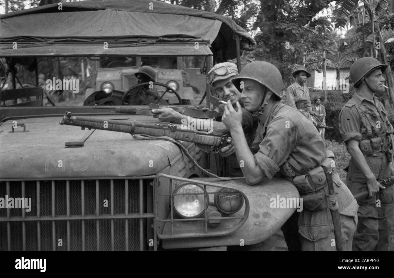 Während des marsches im Surabaya-Sektor Nur tjid für eine Zigarette. Aber auch in der Ruhe verblasst die Wachsamkeit nicht. Das Motorrad ordonnansen Flugt aus Dodewaard und Hermans aus Den Haag nutzen die Ruhe für einen Chat. Auf einer fliegenden Engine wird es nicht kommen Datum: 1948/12/01 Ort: Indonesien, Java, Niederländisch-Ostindien, Surabaya Stockfoto