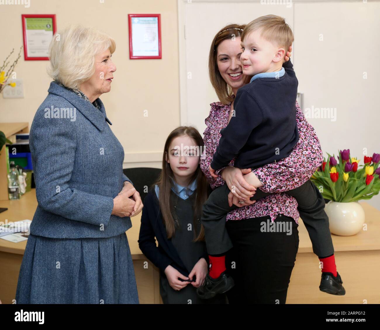 Die Duchess of Cornwall, Präsidentin des Royal Voluntary Service (links) trifft während ihres Besuchs im RVS Cornhill Center in Banbury, Oxfordshire mit Mitarbeitern und Freiwilligen zusammen. Stockfoto