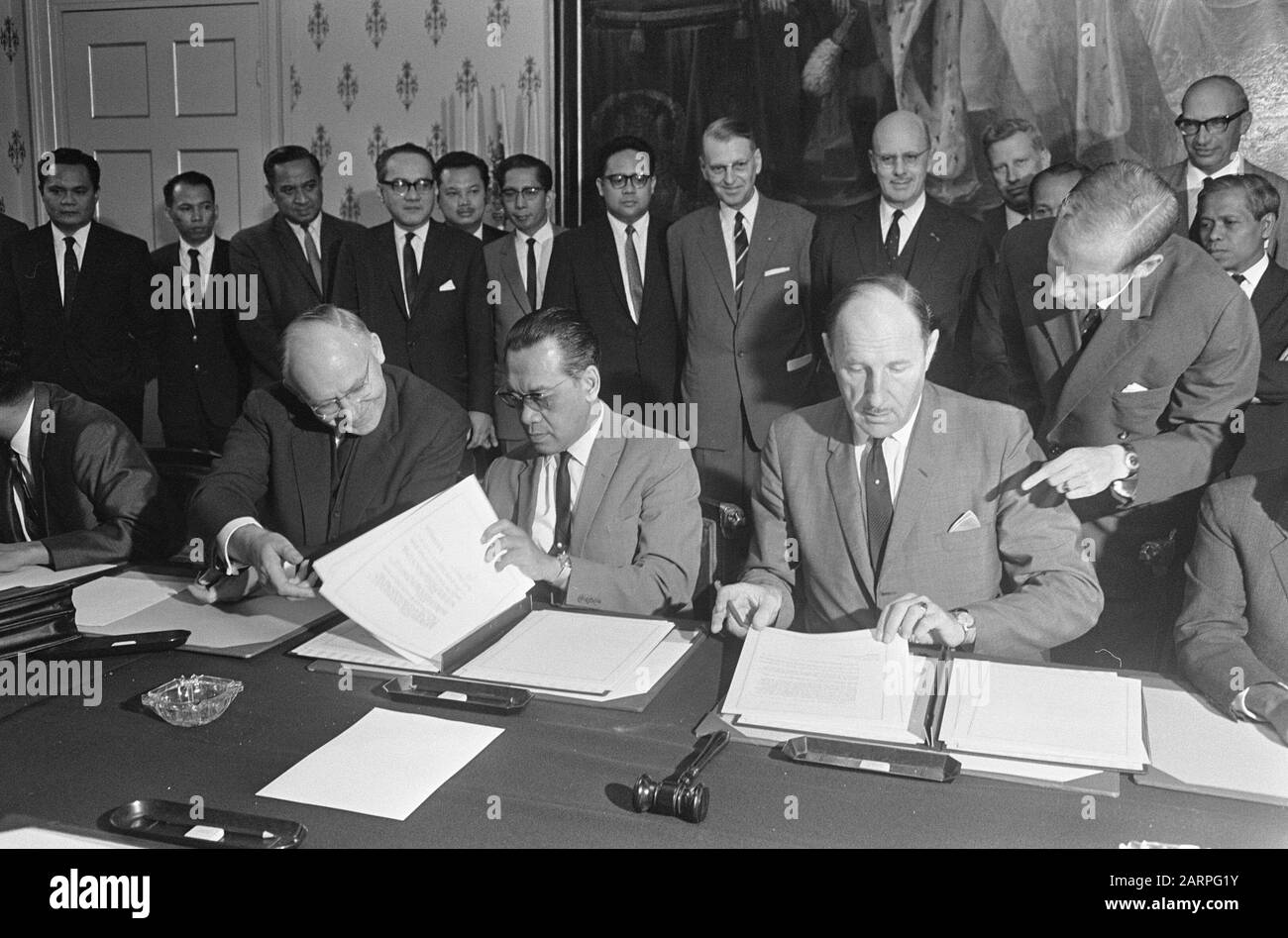 Vertrag über alte Schulden zwischen den Niederlanden und Indonesien in Den Haag v.l. unterzeichnet Ministerin Anne Vondeling, Sultan Hamengkoe Boewono und Minister Joseph Luns unterzeichnen das Vertragsdatum: 7. September 1966 Standort: Den Haag, Zuid-Holland Schlüsselwörter: Verträge, Minister persönlicher Name: Boewono, Hamengkoe, Luns, Joseph, Vondeling, Anne Stockfoto