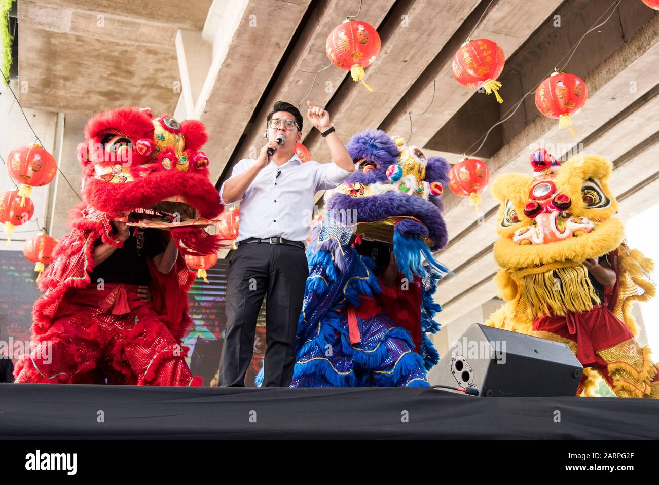 Hauptstadt Federal, Buenos Aires/Argentinien; 25. Januar 2020: Carlitos Lin umgeben von chinesischen Löwen bei der Eröffnung der Feierlichkeiten für die chinesische N Stockfoto