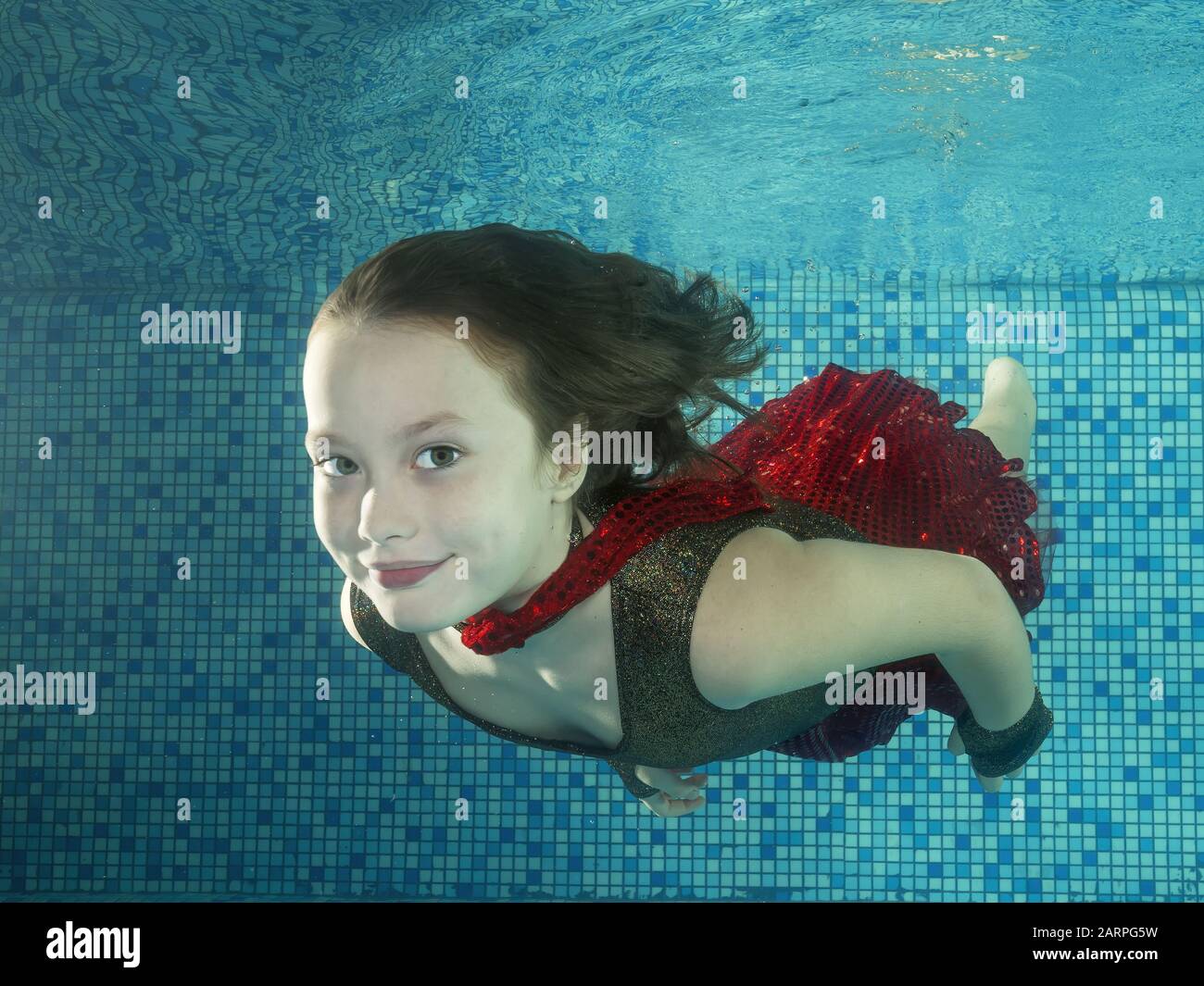 Girl In Red Dress Underwater Fotos Und Bildmaterial In Hoher Auflösung Alamy 