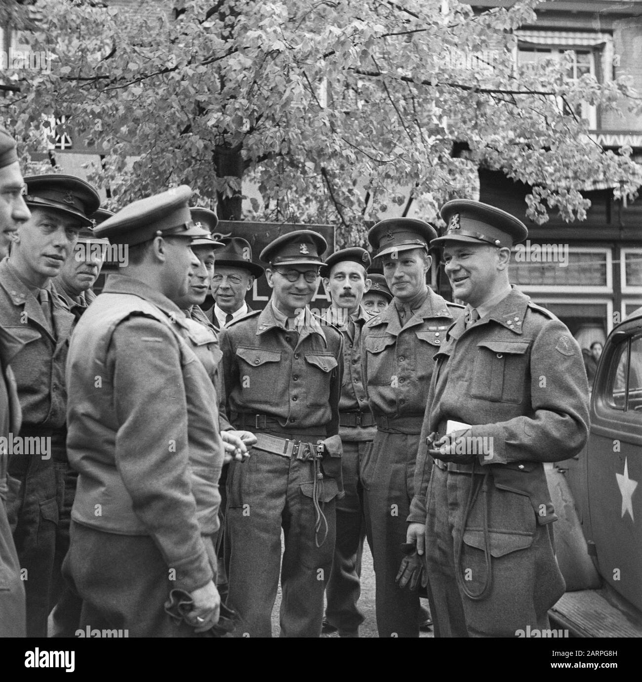 Regierung: Militärbehörde t Loo [auf dem Transit nach Westholländer (nach der Kapitulation)] Die Militärbehörde auf der Veluwe. Der Stabschef der M.G., General H.J. Kruls (2. Von rechts) von Offizieren umgeben. Datum: Mai 1945 Schlagwörter: Militärangehörige: Kruls, H.J. Stockfoto