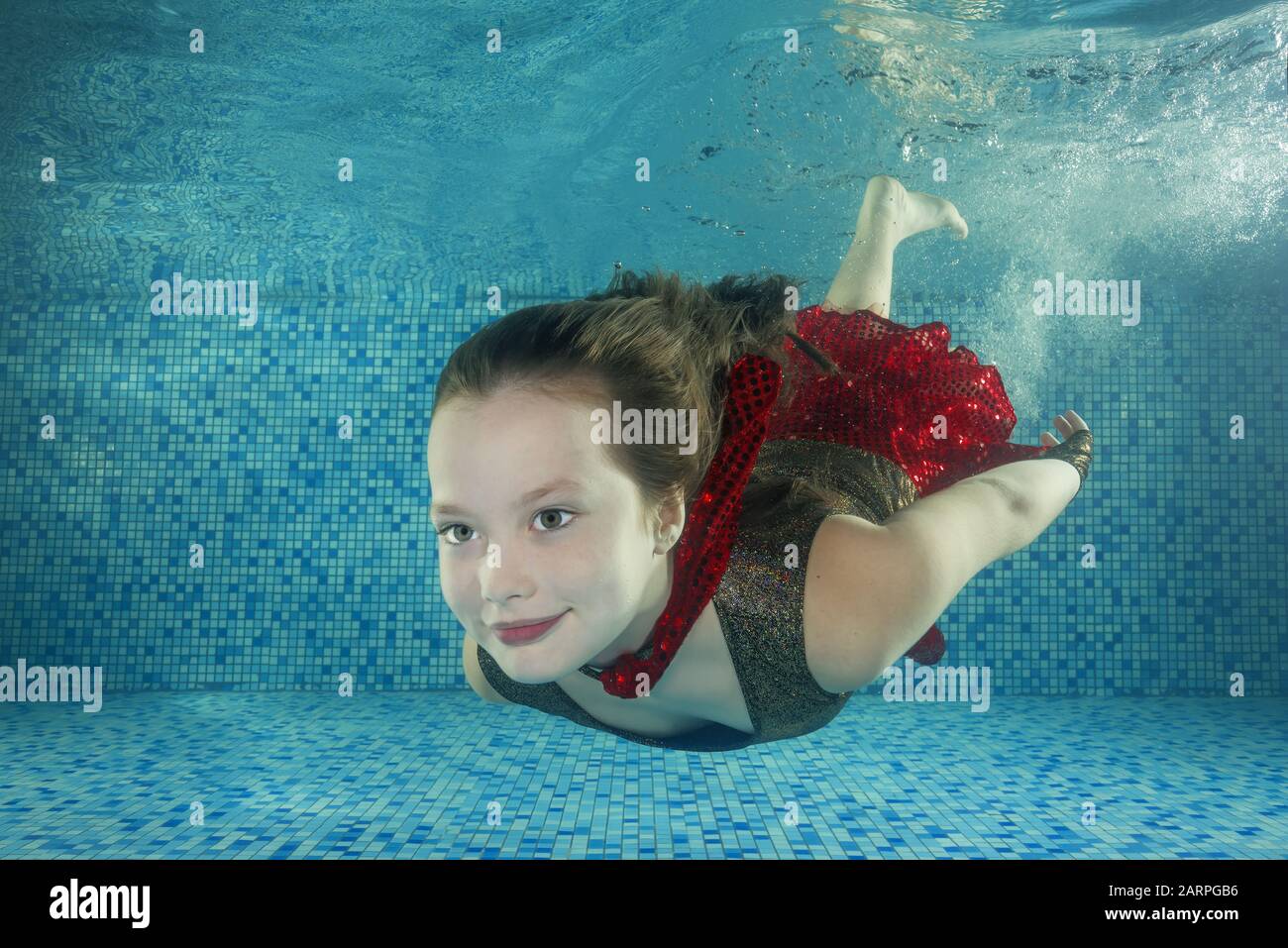 Mädchen In Rotem Kleid Schwimmt Unter Wasser Im Schwimmbad Stockfotografie Alamy