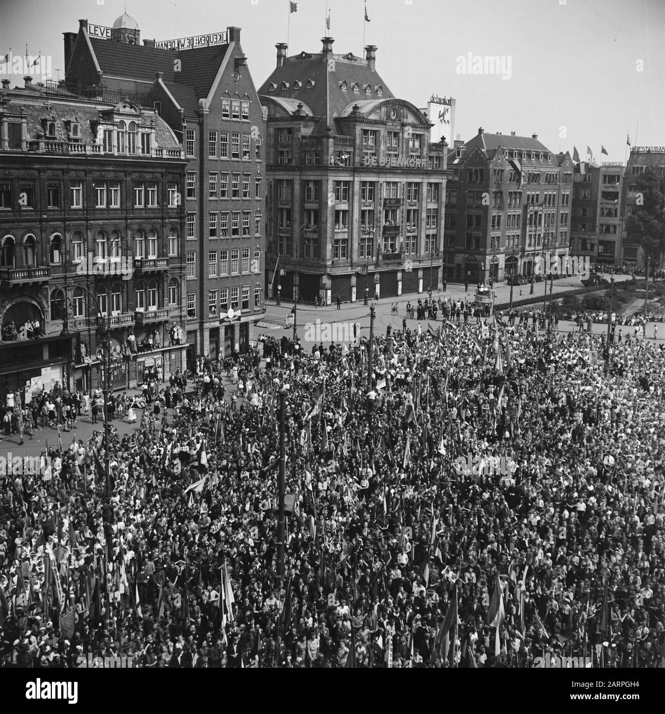 Befreiungsfeste: Amsterdamer Jugenddemonstration am Dam Platz in Amsterdam Datum: 11. Mai 1945 Ort: Amsterdam, Noord-Holland Schlüsselwörter: Befreiungsfeste, Zweiter Weltkrieg Stockfoto