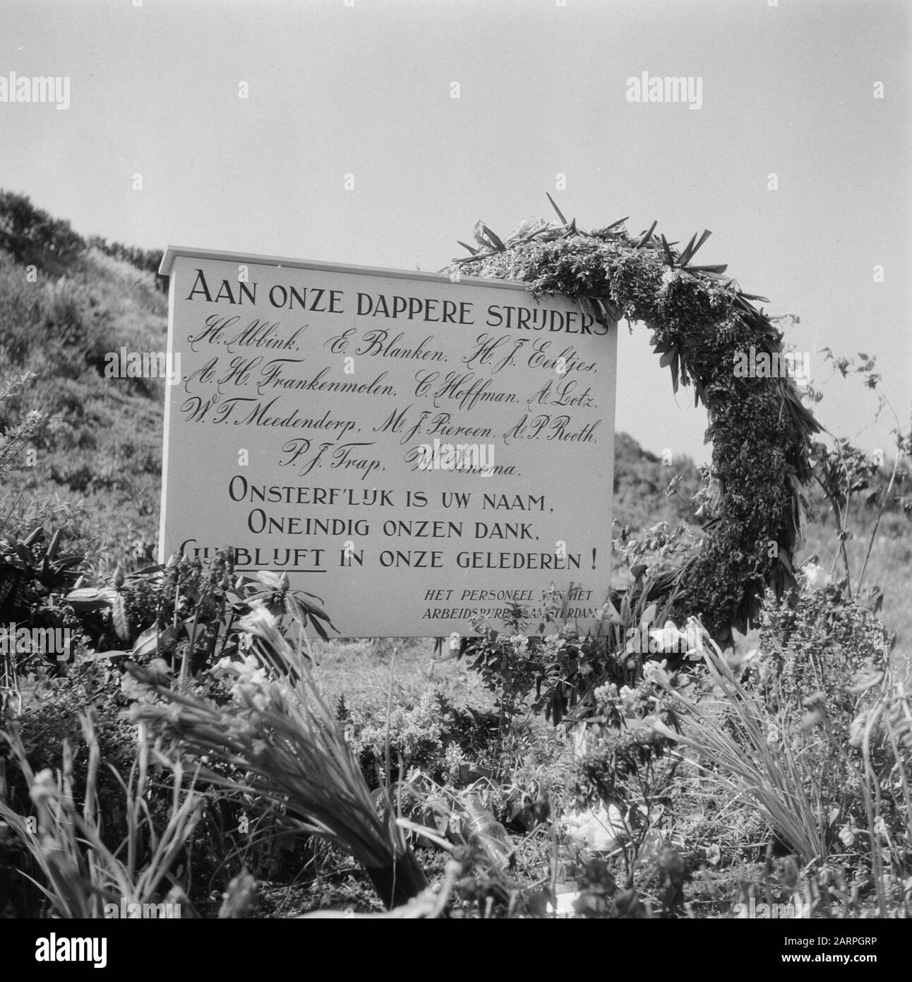 Temporärer Friedhof Blumendaal Platte mit Aufschrift An unsere tapferen Krieger, H. Abbink, E. Blanken, H.F. Eeltjes, A. H. Frankenmolen, C. Hoffman, A. Lotz, W.T. Meedendorp, MJ. Pieroen, A.P. Rooth, P.J. Trap, W. Venema. Unsterblich ist dein Name. Unendlicher Dank. Sie bleiben in unseren Reihen. Die Mitarbeiter des Amsterdamer Arbeitsamtes. Datum: Mai 1945 Ort: Overveen Schlüsselwörter: Friedhöfe, Gedenkstätten, Weltkrieg Stockfoto
