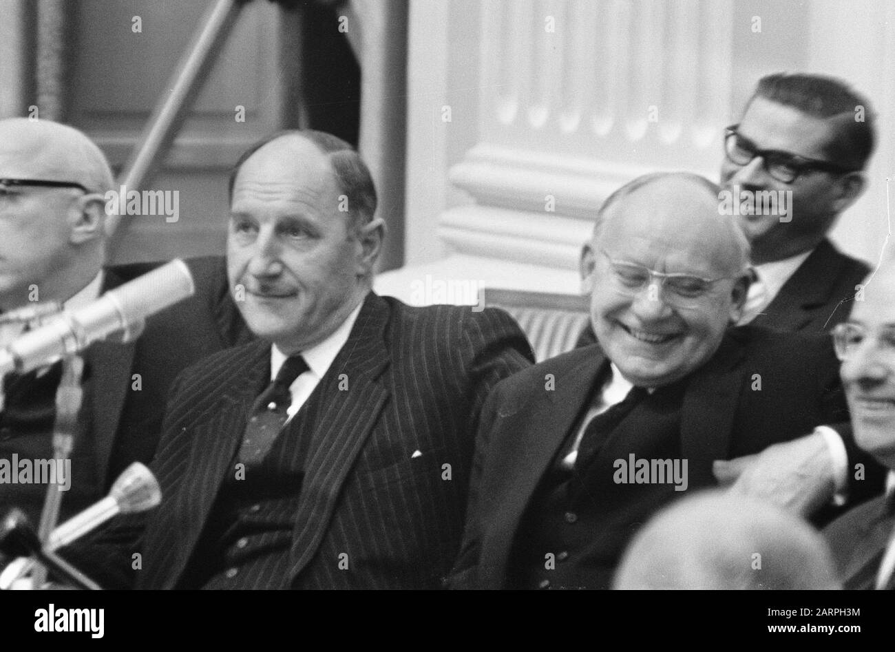 Das Repräsentantenhaus beschäftigte sich mit dem Haushalt von links Minister Joseph Luns (KVP) Ministerin Anne Vondeling (PvdA) und Premierminister Jo Cals (KVP) Datum: 11. Oktober 1966 Ort: Den Haag, Zuid-Holland Schlüsselwörter: Minister- Präsidenten, Minister, Regierungsbudgets, Parlamentsdebatten, politischer Personenname: CALs, Jo, Luns, Joseph, Vondeling, Anne Stockfoto