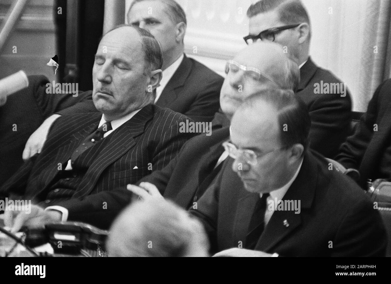 Das Repräsentantenhaus beschäftigte sich mit dem Haushalt von links Minister Joseph Luns (KVP) Ministerin Anne Vondeling (PvdA) und Premierminister Jo Cals (KVP) Datum: 11. Oktober 1966 Ort: Den Haag, Zuid-Holland Schlüsselwörter: Minister- Präsidenten, Minister, Regierungsbudgets, Parlamentsdebatten, politischer Personenname: CALs, Jo, Luns, Joseph, Vondeling, Anne Stockfoto