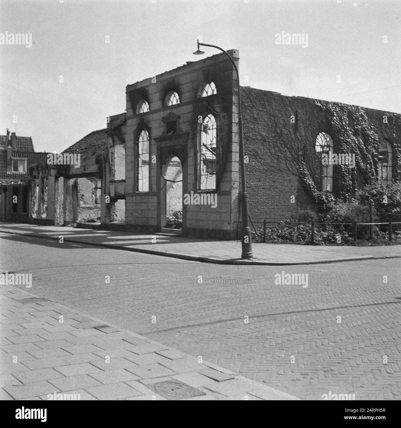 Verwüstungen: Delfzijl [Ehemalige Römisch-Katholische St. Jozeph Kirche (1819), seit 1925 Kirche der Täufergemeinde fast völlig zerstört] Anmerkung: Ort: Johan van der Kornputplein. Nach dem Krieg wurde eine neue Kirche gebaut] Datum: Juli 1945 Ort: Delfzijl, Groningen [Provinz] Schlüsselwörter: Zweiter Weltkrieg, Zerstörung Stockfoto