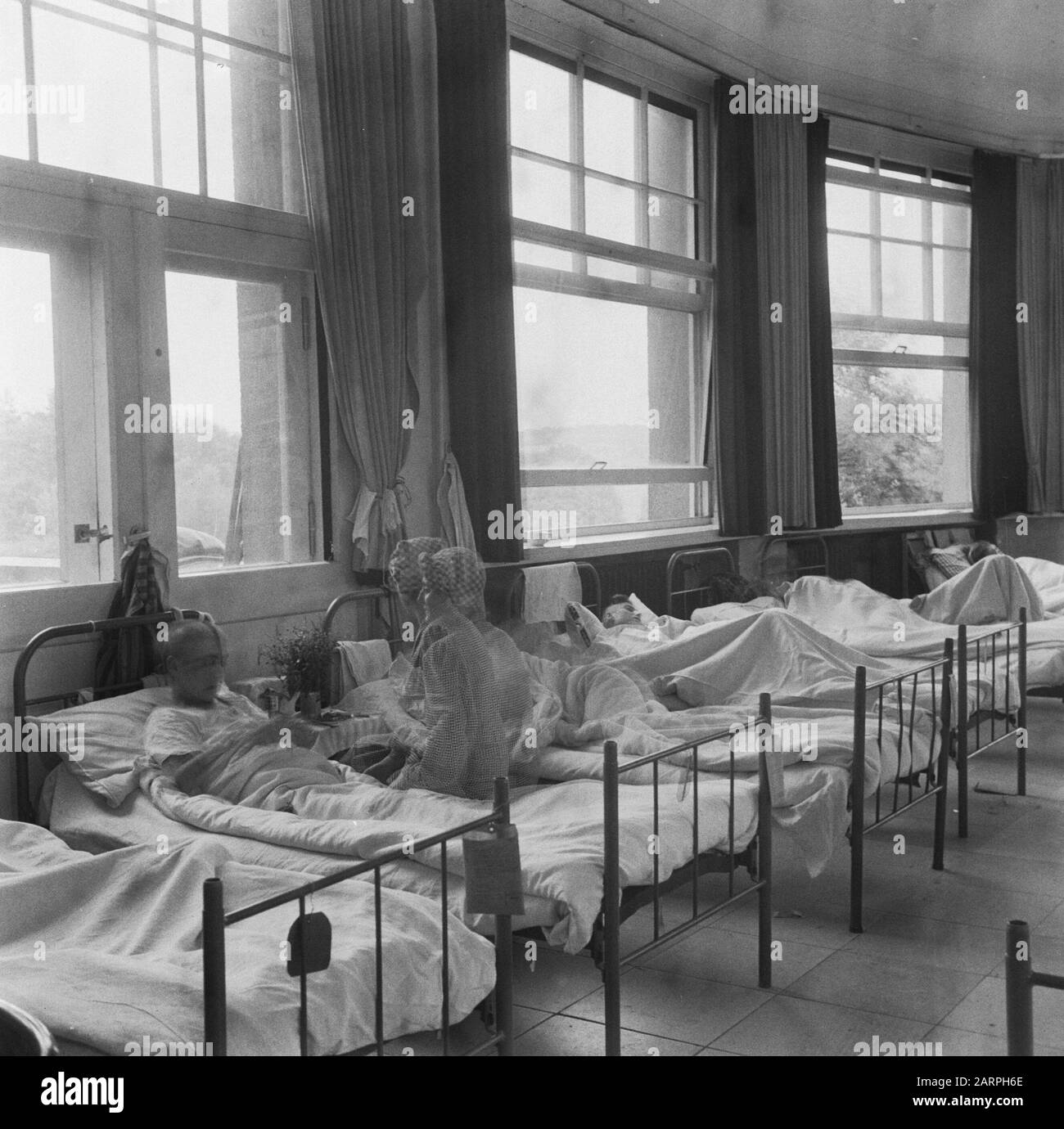 Rückkehrlager Bergen-Belsen [Schlafsaal. Frauen liegen auf Betten] Datum: 1945 Ort: Bergen-Belsen, Deutschland Schlagwörter: Konzentrationslager, Rückführung, Weltkrieg Stockfoto