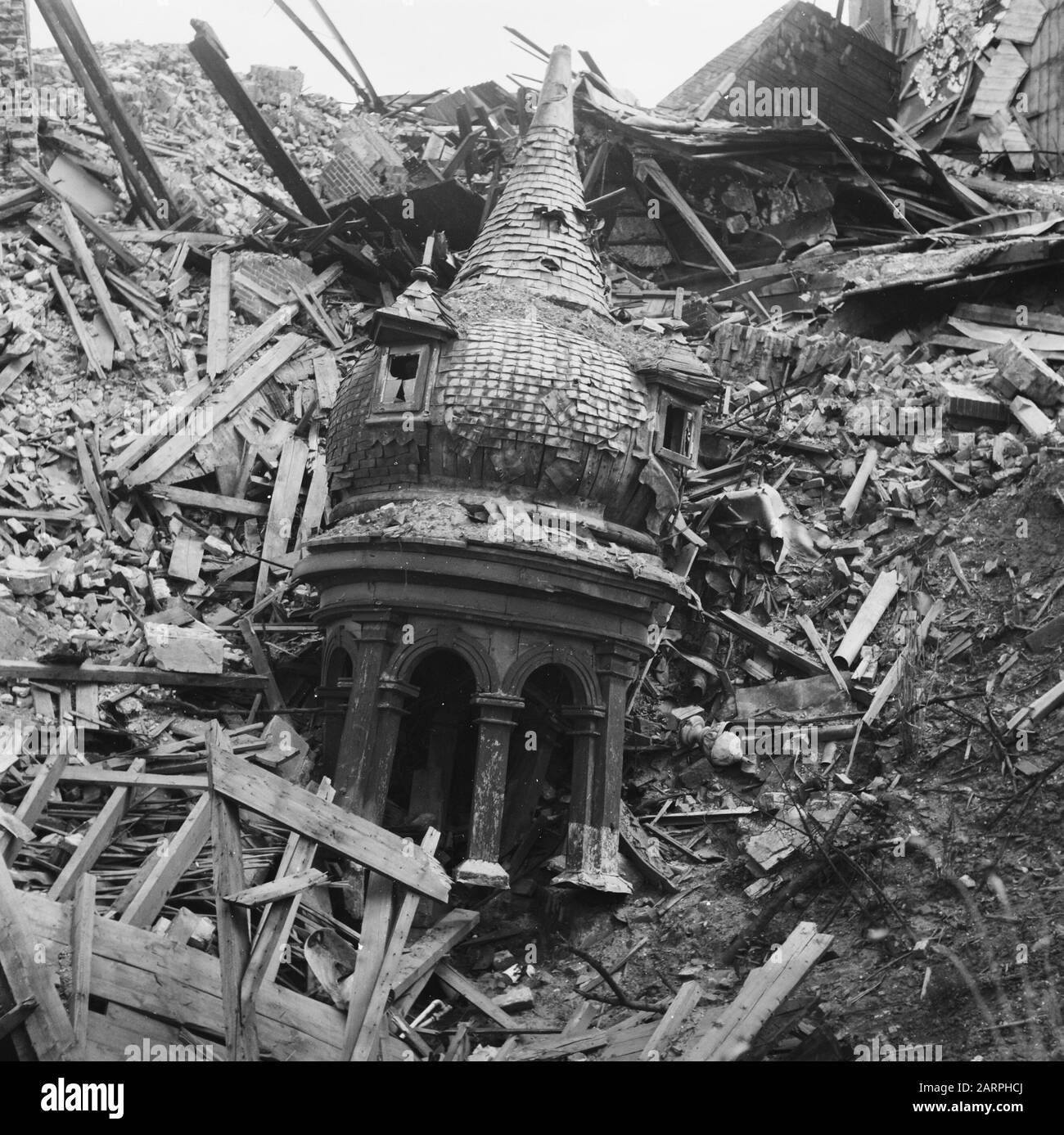 Verwüstungen: Venlo Verwüstet Venlo. Die Überreste eines Stachelns des Klosters Trans Cedron an der kleinen Beekstraat in Venlo, das 1944 zerstört wurde. Revolver befand sich an der Südwestecke dieser Anlage. Datum: 1945 Ort: Limburger, Venlo-Schlüsselwörter: Kloster, Türme, Zweiter Weltkrieg, Zerstörung Personenname: Trans Cedron Stockfoto