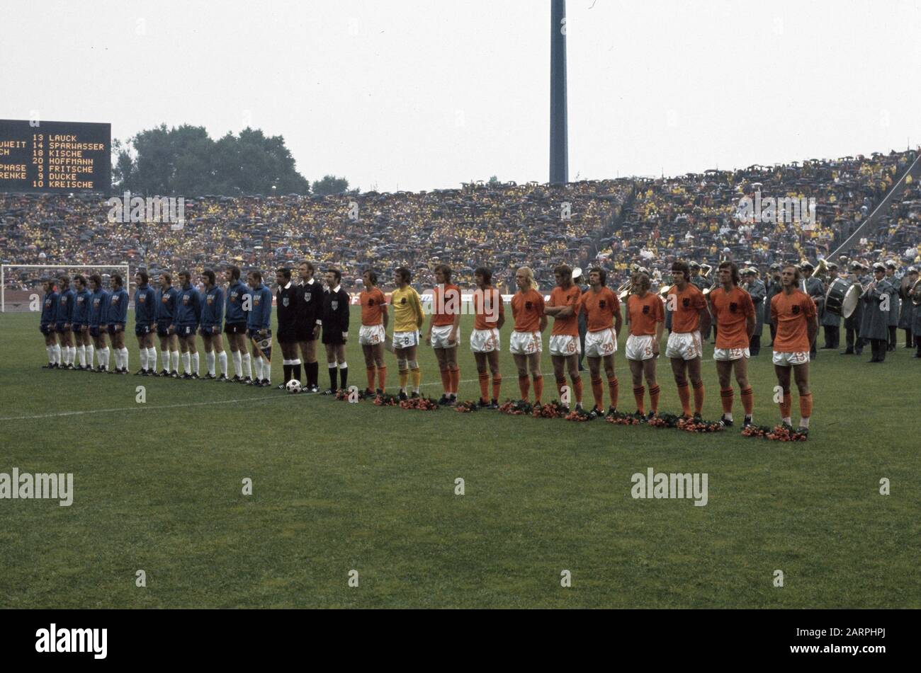 Fußball-Weltmeisterschaft 1974 in München, Niederlande gegen DDR, 2-0; niederländische Nationalmannschaft während National Anthem Datum: 30. April 1974 Ort: D.R., Deutschland, München Schlagwörter: Sport, Fußball, WM-Institution Name: Niederländische Mannschaft Stockfoto