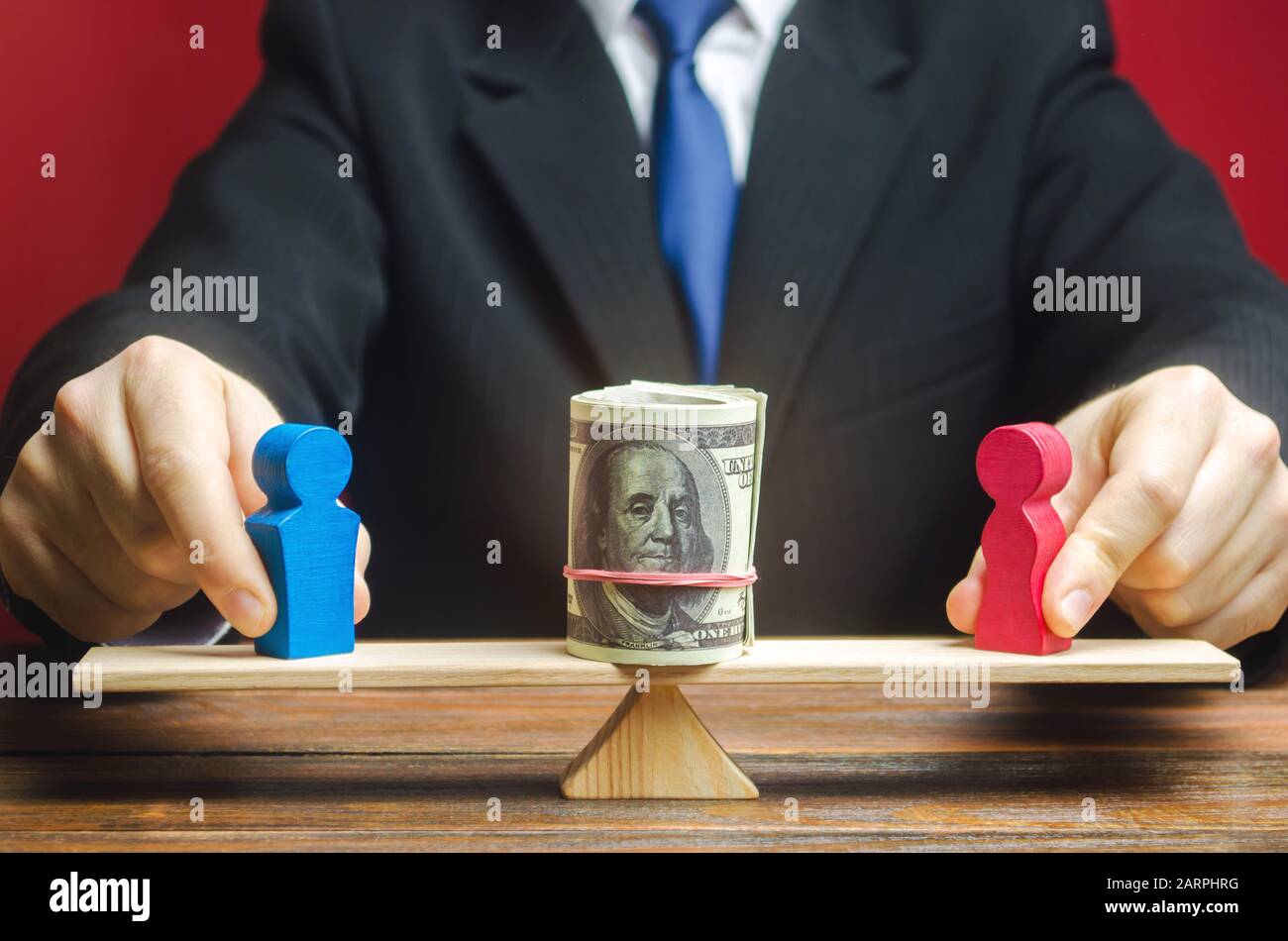 Der Unternehmer stellt die Abbildung eines Mannes und einer Frau auf der Waage mit Geld. Konzept der Gender Pay Gap. Die Ungleichheit der Einkommensverteilung. Unterdrückung von Frauen. Gend en Stockfoto