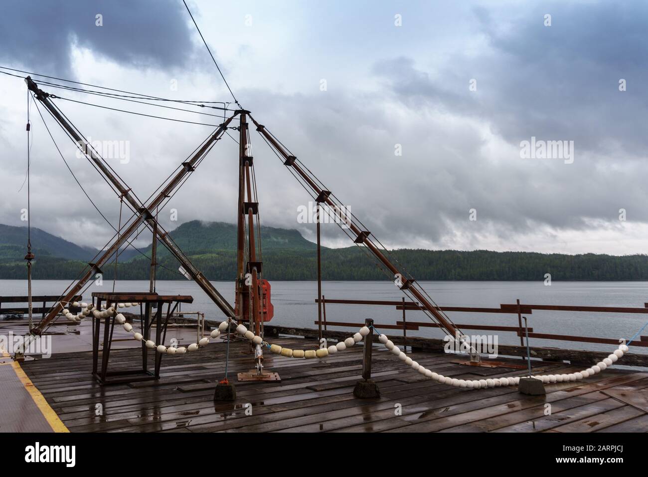 Alte Fischkonserven in Alaska. Historischer Ort in der Nähe von Ketchikan, Lachshauptstadt der Welt. Sehr altes Dock mit Fischernettenstation. Holzboden. Stockfoto