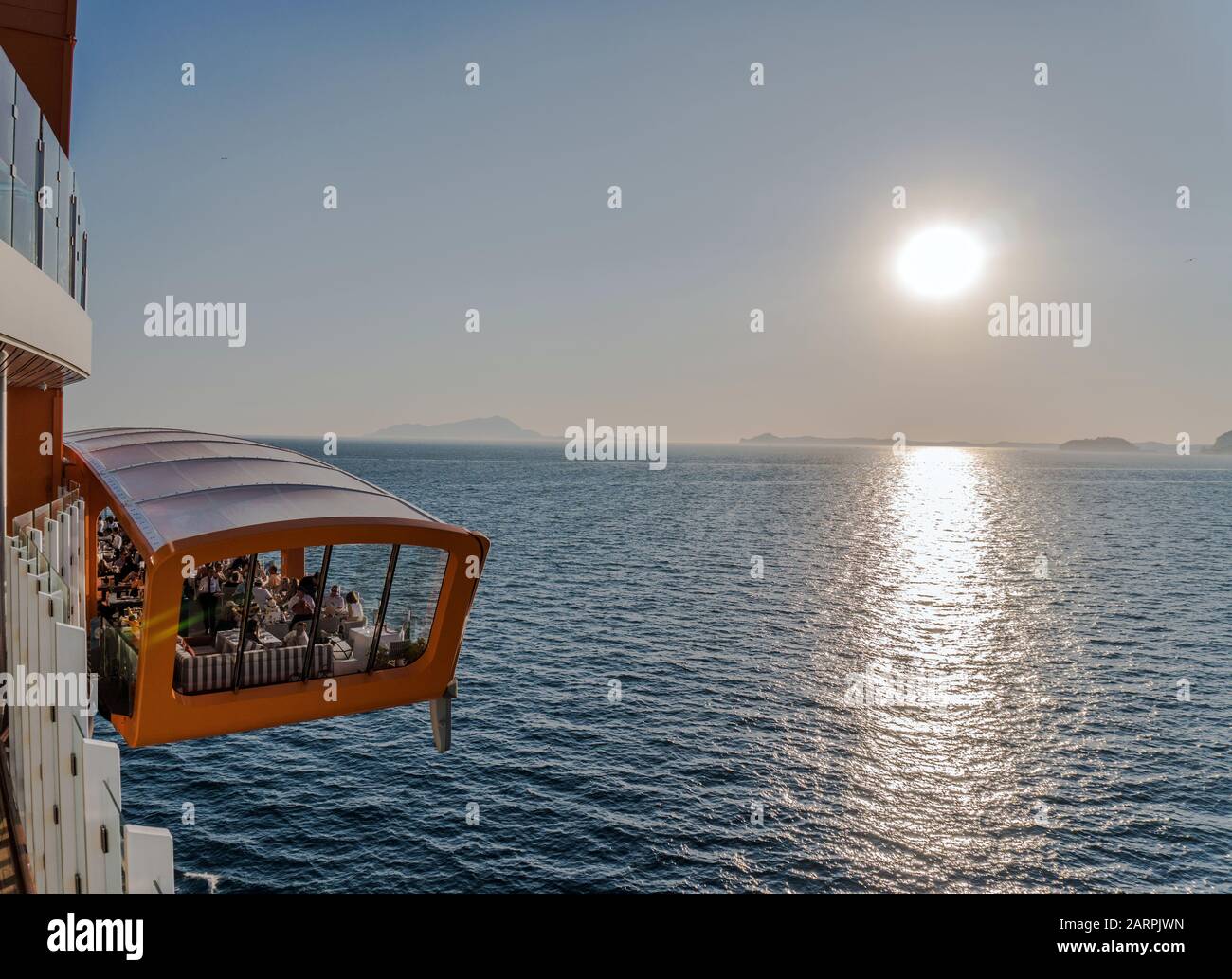 Cannes, Frankreich - 4. Juli 2019: Segeln von Celebrity Edge. Magic Teppich wird zum Restaurant. Gäste haben ein Abendessen mitten im Meer. Stockfoto