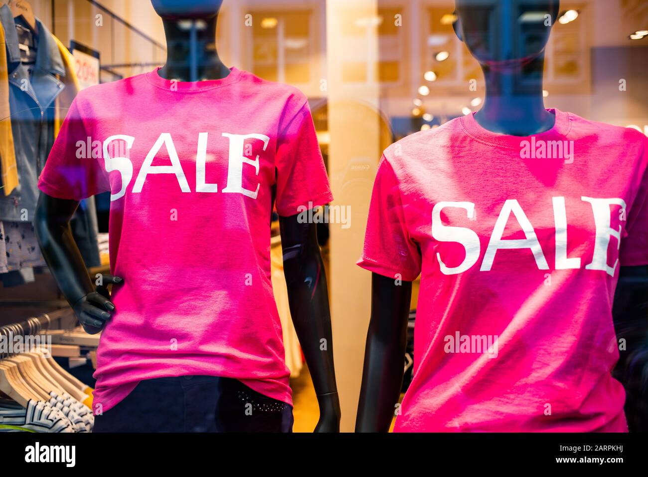 Red Sale unterzeichnen in einem Shop januar-verkäufe Stockfoto