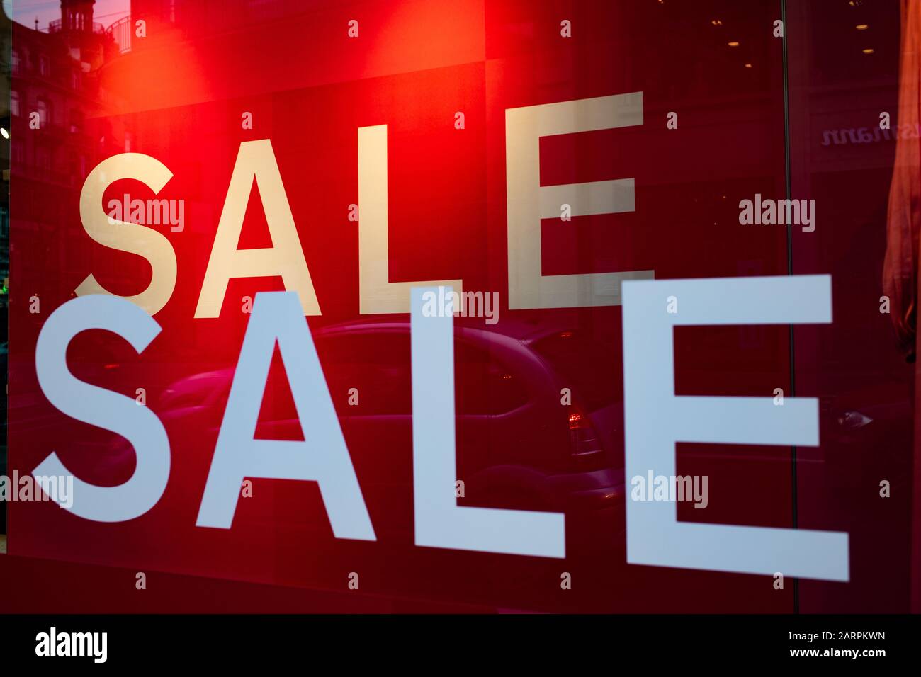 Red Sale unterzeichnen in einem Shop januar-verkäufe Stockfoto
