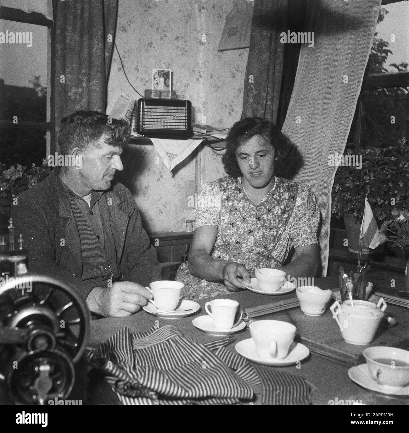 Foekje Dillema im Haushalt [Teegetränk] Datum: 11. Juli 1950 Ort: Burum, Groningen Schlüsselwörter: Sportler, Familien, Interieur, Teetrinken, Wohnungen persönlicher Name: Dillema Foekje Stockfoto