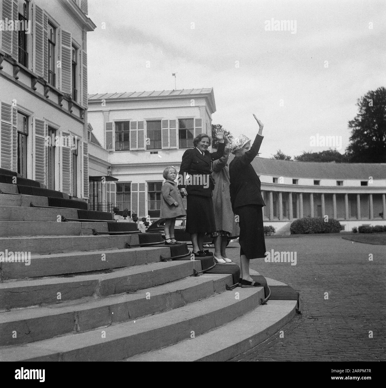 Catholic Boy Scout Guides at Queen Juliana on Soestdijk Datum: 1. Juli 1951 Schlüsselwörter: Queens, Boy Scout Guides persönlicher Name: Juliana (Königin Niederlande) Institutionenname: Paleis Soestdijk Stockfoto