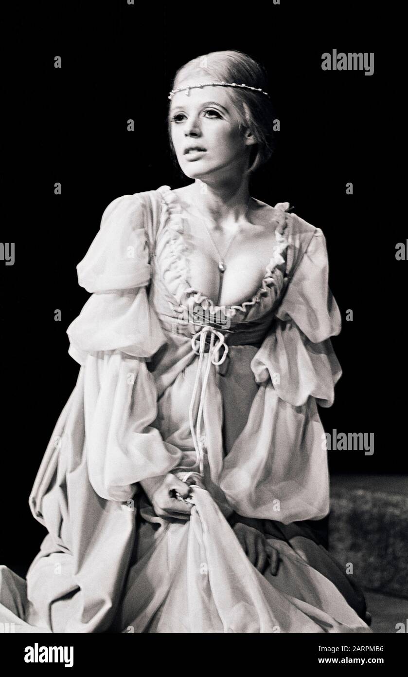 Mariannes Faithfull als Ophelia in HAMLET von Shakespeare unter der Regie von Tony Richardson im Roundhouse, London im Jahr 1969. Mariannes Faithfull, englische Sängerin, Songwriterin und Schauspielerin, geboren am 29. Dezember 1946 in Hampstead, London. Stockfoto