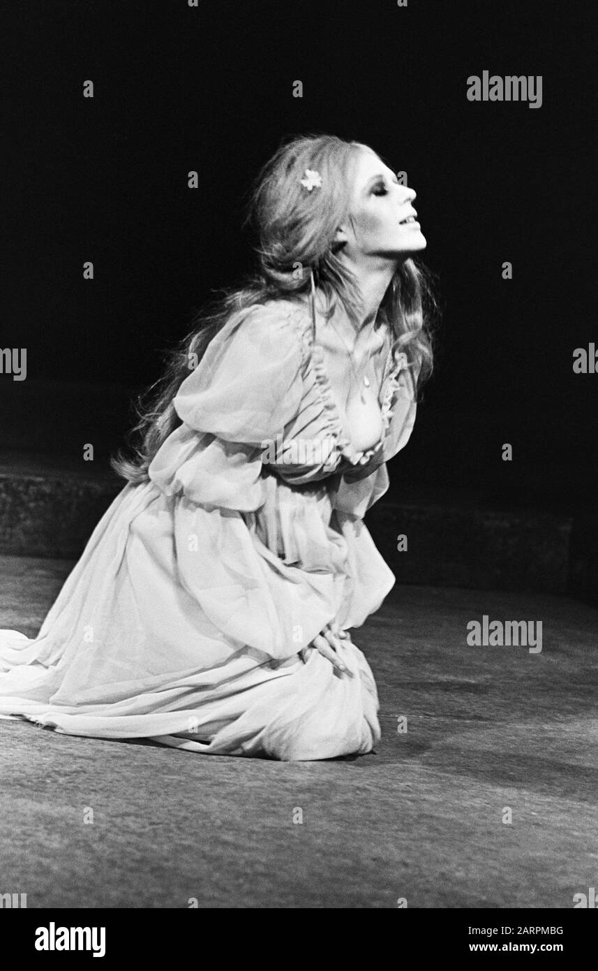 Mariannes Faithfull als Ophelia in HAMLET von Shakespeare unter der Regie von Tony Richardson im Roundhouse, London im Jahr 1969. Mariannes Faithfull, englische Sängerin, Songwriterin und Schauspielerin, geboren am 29. Dezember 1946 in Hampstead, London. Stockfoto